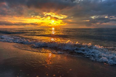 Resimli bir günbatımı, güneş diskinin üst kısmının ufku geçtiği andır.