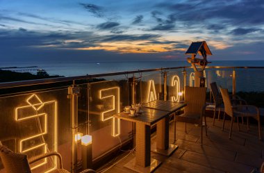 Koobrzeg 'deki sahil otelinin incisinin çatısından gün batımları gözlendi.