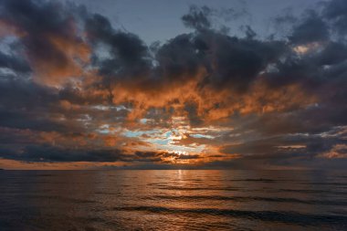 Koobrzeg 'le parlak denizin üzerinde etkileyici gün batımları