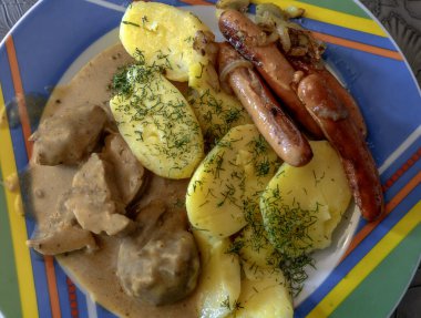 Turuncu tabaklar zihinsel aktiviteyi tetikler ve stresi uzaklaştırır. Sosis ya da soslu domuz filetosu olabilirler.