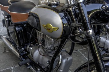 Eski model motosikletler otomotiv meraklıları arasında çok popülerdir.