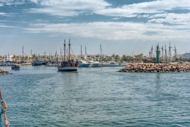 Tunisia 'daki djerba adasında bir liman var.