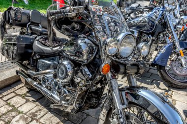 Motosikletler yumuşak koltuklarla donatılmıştır. Çoğu zaman yolcu koltuğunda yüksek bir sırt koltuğu ve rahat koltuklar vardır. Yan çantalar ve bir bagaj ve her şey çok parlaktır.