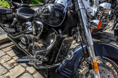 Motosikletler yumuşak koltuklarla donatılmıştır. Çoğu zaman yolcu koltuğunda yüksek bir sırt koltuğu ve rahat koltuklar vardır. Yan çantalar ve bir bagaj ve her şey çok parlaktır.