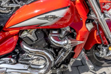 Motosikletler yumuşak koltuklarla donatılmıştır. Çoğu zaman yolcu koltuğunda yüksek bir sırt koltuğu ve rahat koltuklar vardır. Yan çantalar ve bir bagaj ve her şey çok parlaktır.