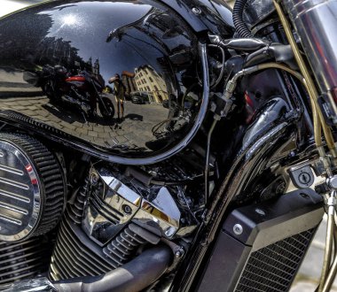 Şehir yollarında ve otoyollarda sürmek için kullanılan özel tasarım motosiklet türleri