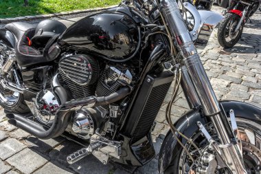 Şehir yollarında ve otoyollarda sürmek için kullanılan özel tasarım motosiklet türleri