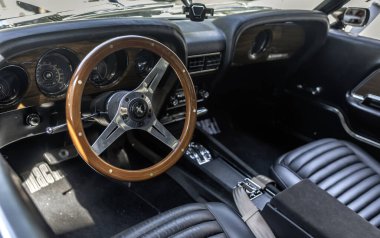 İzleyen hayranlar arasında ikonik araba markaları hayranlık uyandırıyor