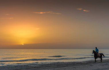 Gün batımı, Güneş 'in diskinin üst kısmının ufku geçtiği andır.