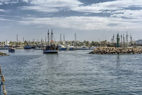 Tunisia 'daki djerba adasında bir liman var.