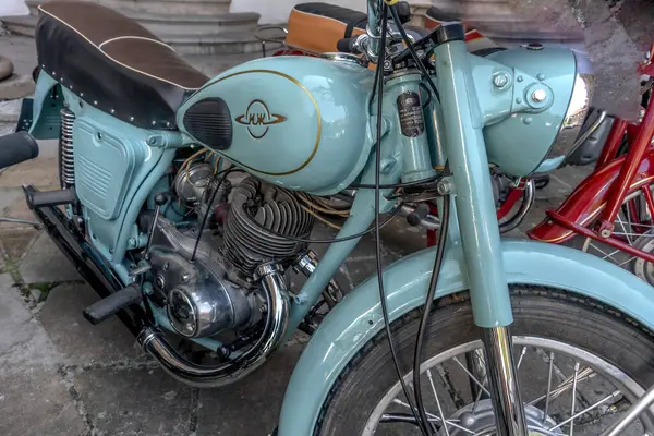 Eski motosikletlerin tanınmış ve aranan markaları otomotiv uzmanlarının dikkatini çekiyor.