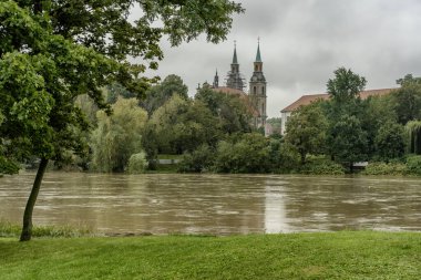 Kıyıda büyük bir sel, Oder Nehri 'ndeki köprüyü kurtarmak için büyük bir toplum seferberliği.