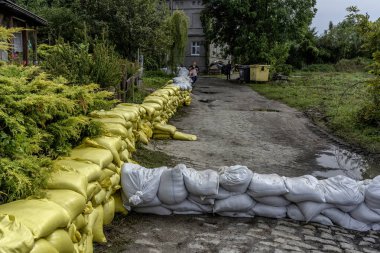 Kıyıda büyük bir sel, Oder Nehri 'ndeki köprüyü kurtarmak için büyük bir toplum seferberliği.