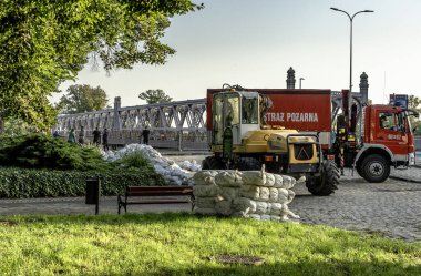 Kıyıda büyük bir sel, Oder Nehri 'ndeki köprüyü kurtarmak için büyük bir toplum seferberliği.