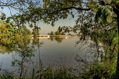 Kıyıda büyük bir sel, Oder Nehri 'ndeki köprüyü kurtarmak için büyük bir toplum seferberliği.