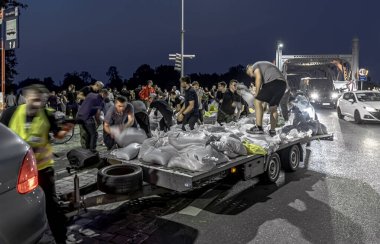 Kıyıda büyük bir sel, gece kurtarma, odra nehri üzerindeki köprüler.
