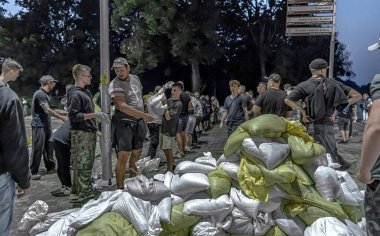 Büyük sel ve Brzeg şehrinin insanlarının ODRA nehri üzerindeki köprüyü korumak için verdikleri kahramanca mücadele.