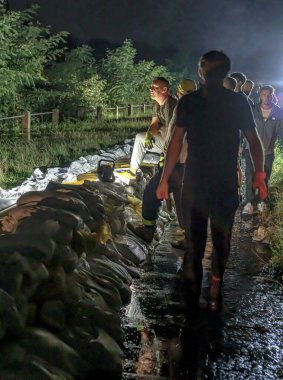 Büyük sel ve Brzeg şehrinin insanlarının ODRA nehri üzerindeki köprüyü korumak için verdikleri kahramanca mücadele.