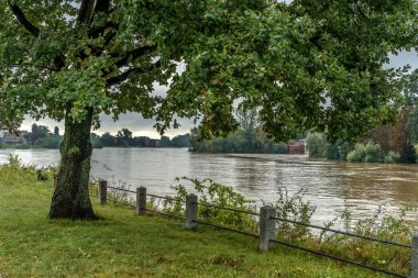 Sel kontrol operasyonları zordu çünkü çoğu yerde Brzeg kasabasındaki odra nehri yatağını taşırdı.