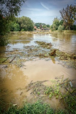 Sel kontrol operasyonları zordu çünkü çoğu yerde Brzeg kasabasındaki odra nehri yatağını taşırdı.