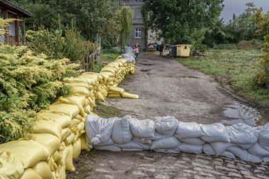 Sel kontrol operasyonları zordu çünkü çoğu yerde Brzeg kasabasındaki odra nehri yatağını taşırdı.