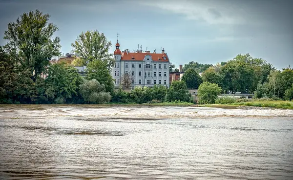 Sel kontrol operasyonları zordu çünkü çoğu yerde Brzeg kasabasındaki odra nehri yatağını taşırdı.