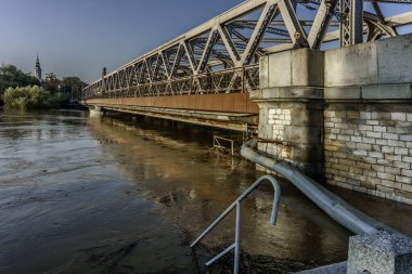 Brzeg kasabasındaki ODRA nehrinden geçen köprü.