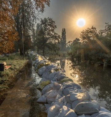 Odra Nehri kıyısındaki setleri kum torbalarıyla emniyete almak.