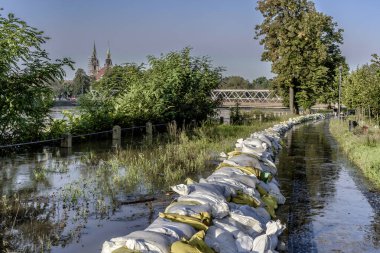 Odra Nehri kıyısındaki setleri kum torbalarıyla emniyete almak.