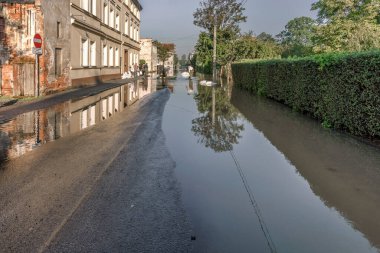 Kum torbaları sel baskınlarına karşı sokakları ve yardaları etkili bir şekilde koruyor