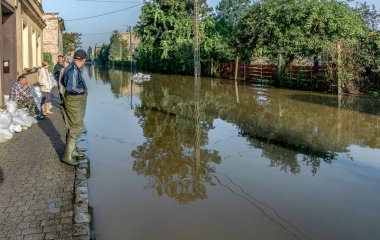 Kum torbaları sel baskınlarına karşı sokakları ve yardaları etkili bir şekilde koruyor