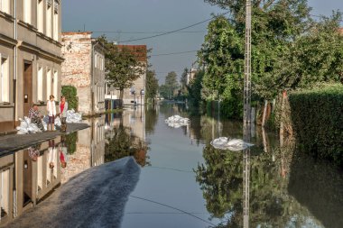 Kum torbaları sel baskınlarına karşı sokakları ve yardaları etkili bir şekilde koruyor