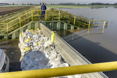 Bir shandor bir çeşit hidroteknik yapıdır, bir nehir vadisini ayıran bir bariyerdir, genellikle betondan, güçlendirilmiş betondan ya da topraktan yapılır..