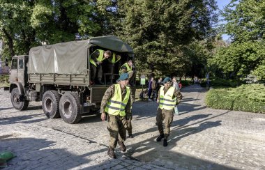 ODRA nehrinin taştığı bölgelerdeki sel önleme operasyonlarına yardım eden mühendislik birlikleri.