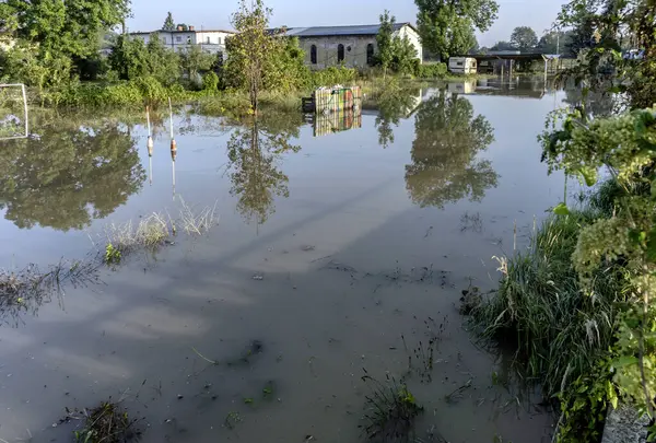 Kum torbaları sel baskınlarına karşı sokakları ve yardaları etkili bir şekilde koruyor
