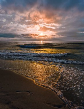 Cilalı denizin üzerinde büyüleyici bir gün batımı