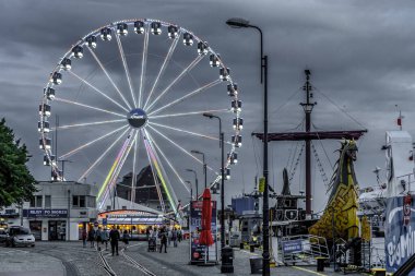 Değirmen tekerleği atlıkarınca tüm aile için eğlencelidir.