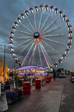 Değirmen tekerleği atlıkarınca tüm aile için eğlencelidir.