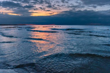 Bulutlu gökyüzü ve güzel ve manzaralı bir gün batımına güvenemezsin.