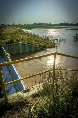Şiddetli yağış aniden nehirlerdeki su seviyelerini yükselterek şehir ve köylerde sık sık sokak ve bahçelerin sular altında kalmasına neden olur.