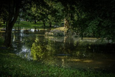 Şiddetli yağış aniden nehirlerdeki su seviyelerini yükselterek şehir ve köylerde sık sık sokak ve bahçelerin sular altında kalmasına neden olur.