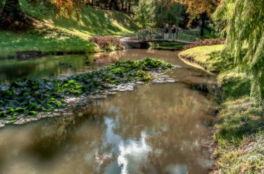 Nehir üzerindeki küçük köprüler etrafındaki doğayla mükemmel bir şekilde harmanlanır.