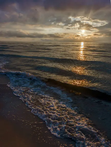 Cilalı denizin üzerinde büyüleyici bir gün batımı