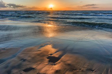 Polonyalı denizin üzerinde eşsiz ve duygusal gün batımları