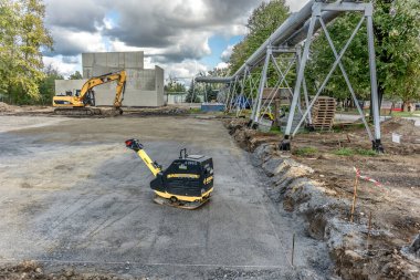 Özelleştirilmiş vibratör kullanarak substratı sertleştirmek