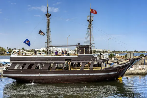 Houmt Souk limanından ünlü pembe flamingo adasına giden bir korsan gemisi.