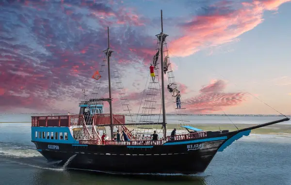 Houmt Souk limanından ünlü pembe flamingo adasına giden bir korsan gemisi.