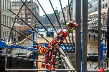 Köprülere asma kilit takmak İtalyan romantizmine dayanan geleneksel bir jest.