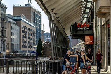 Hamburg eşsiz mimarisi ile ünlüdür, modern yüksek binalarla liman şehrinin tarihi binalarını harmanlamaktadır.