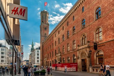 Hamburg eşsiz mimarisi ile ünlüdür, modern yüksek binalarla liman şehrinin tarihi binalarını harmanlamaktadır.